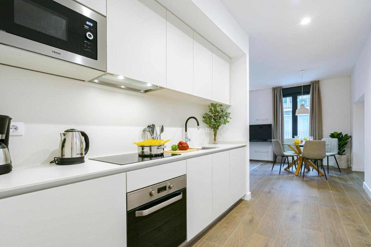Feelathome Castilla Apartments Madrid Exterior photo