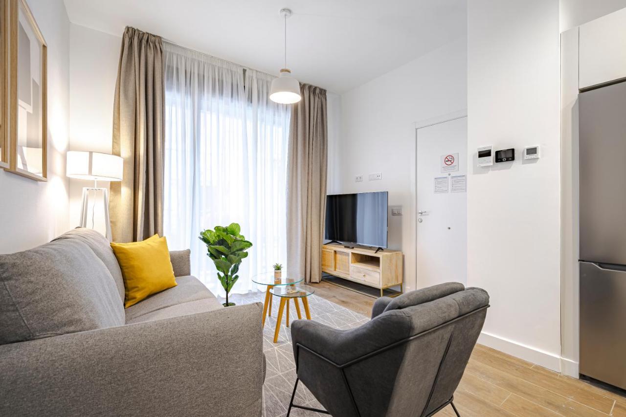 Feelathome Castilla Apartments Madrid Exterior photo