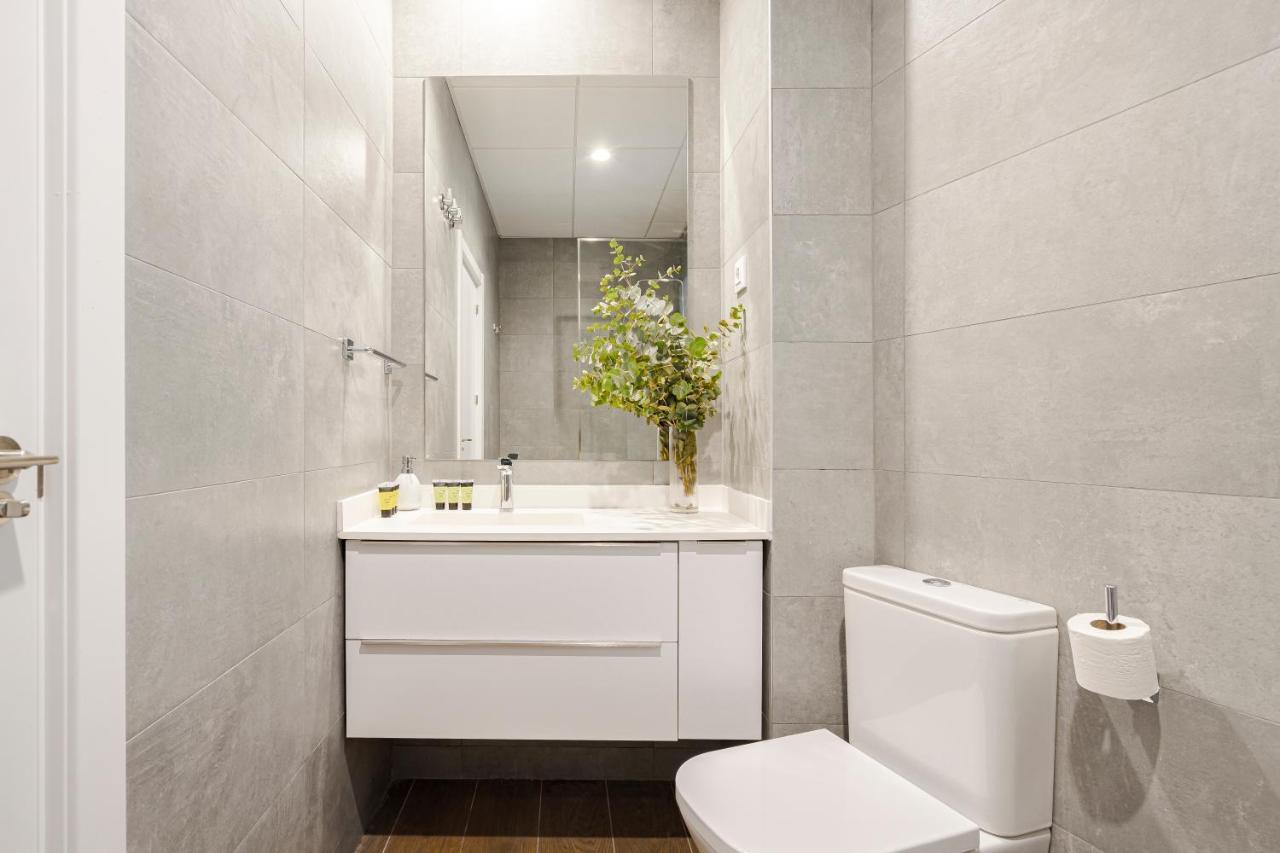 Feelathome Castilla Apartments Madrid Exterior photo