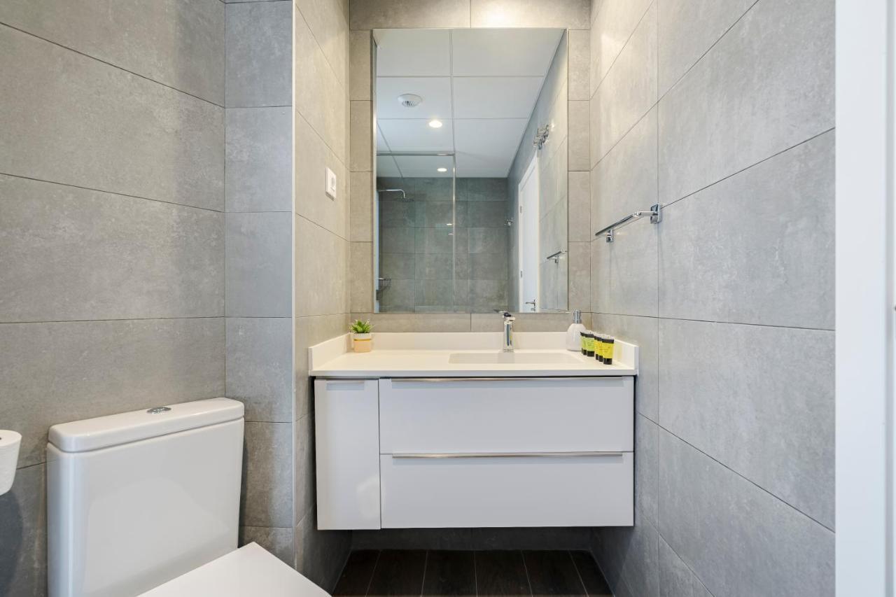 Feelathome Castilla Apartments Madrid Exterior photo